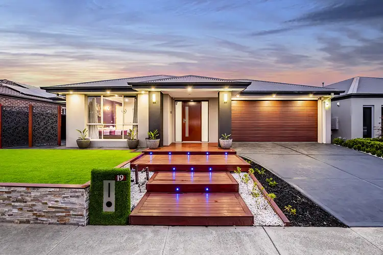 19 Stoneleigh Road, Cranbourne North VIC 3977