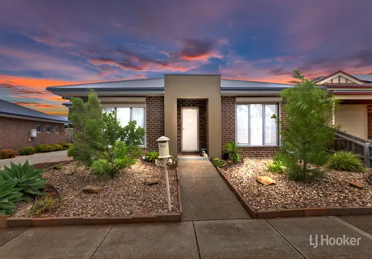 1/2 Bronton Close, Kurunjang VIC 3337