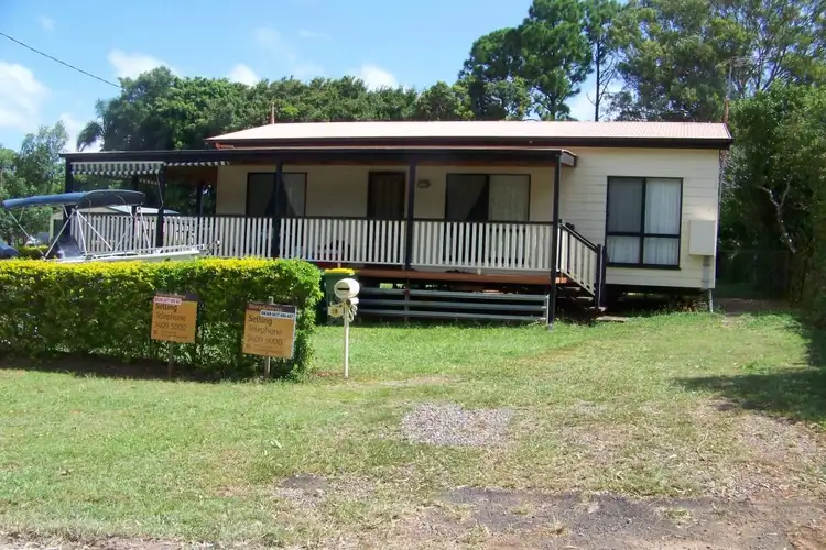 15 PINE AV, Lamb Island QLD 4184