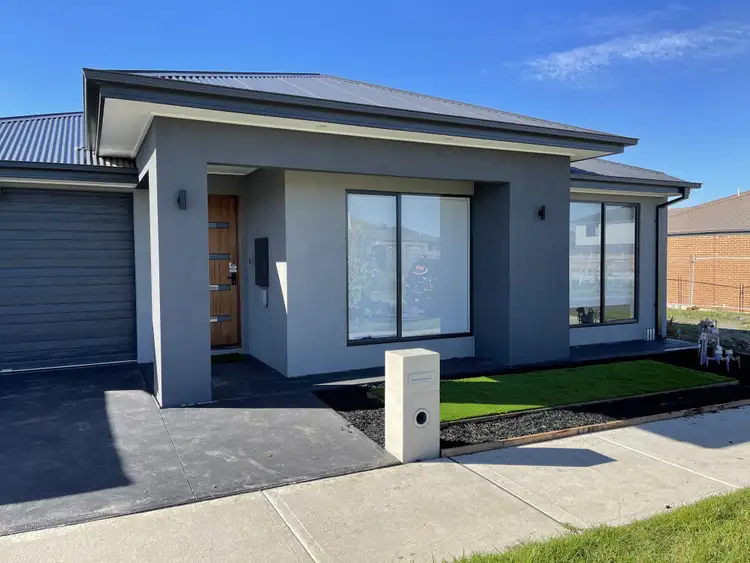13 Roseneath way, Mickleham VIC 3064