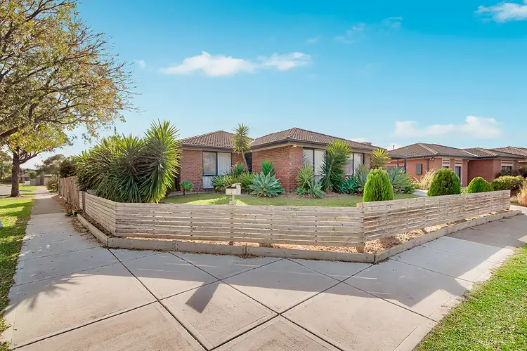 7 Josephine Avenue, Cranbourne North VIC 3977