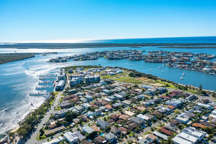 10 Shoveller Avenue, Paradise Point QLD 4216
