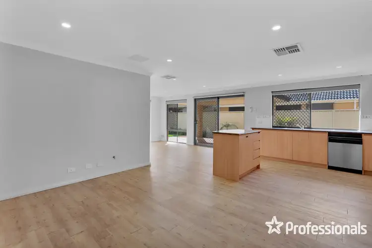 Fifth view of Homely house listing, 2 Zaragoza Court, Seville Grove WA 6112