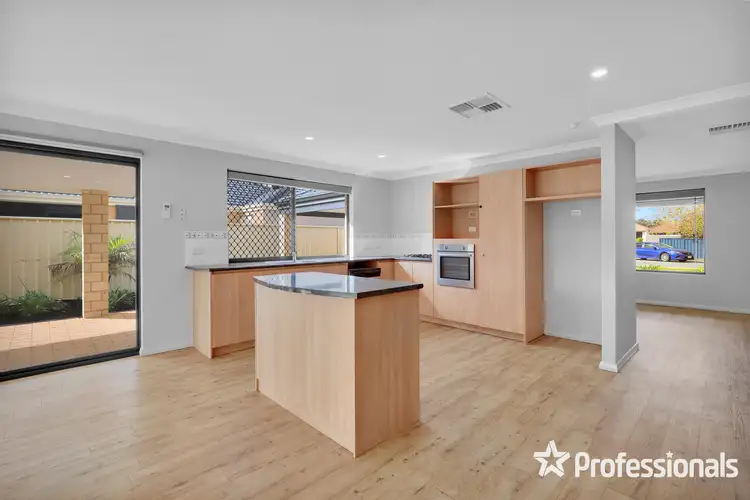 Sixth view of Homely house listing, 2 Zaragoza Court, Seville Grove WA 6112