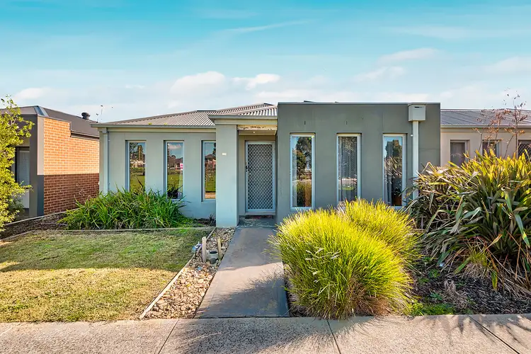 15 Nokota Lane, Clyde North VIC 3978