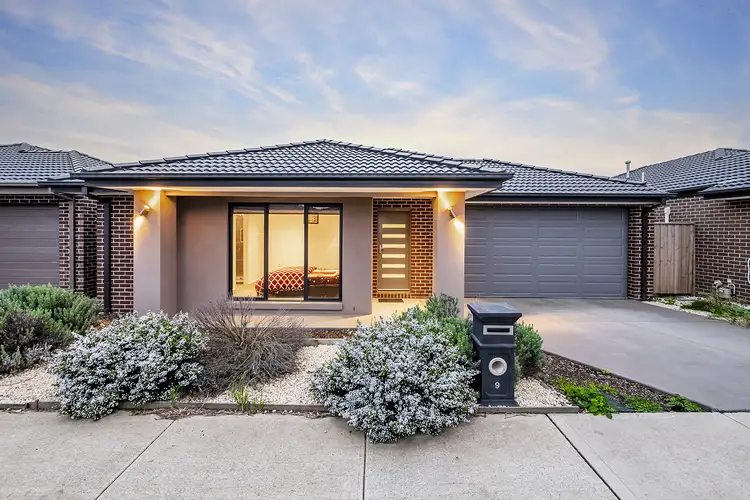 9 Great Banjo Street, Clyde North VIC 3978