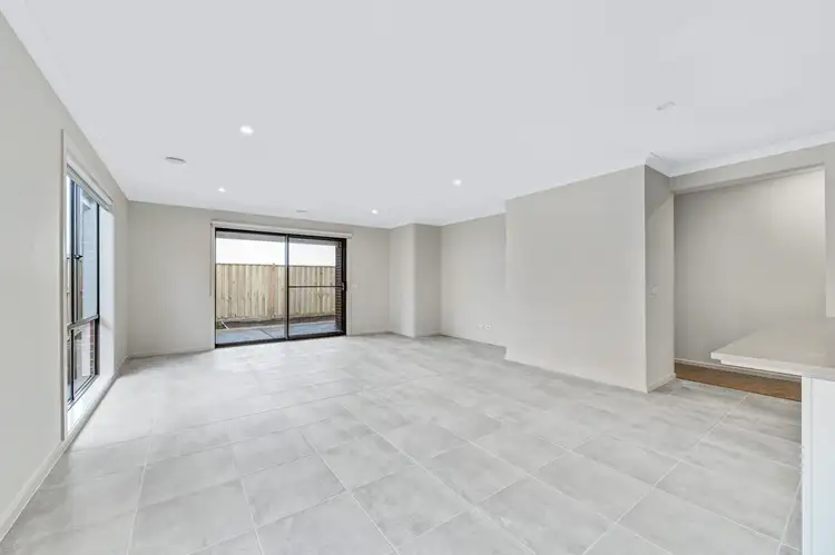 10 Ironstone Street, Cranbourne East VIC 3977