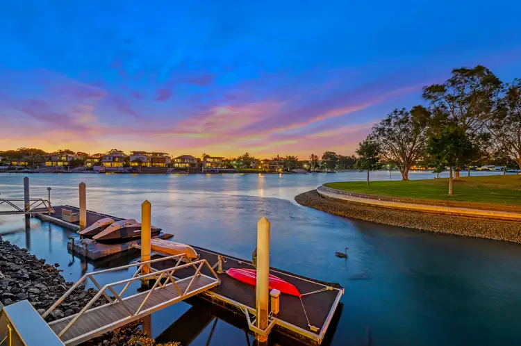 2/151 Stanhill Drive, Chevron Island QLD 4217