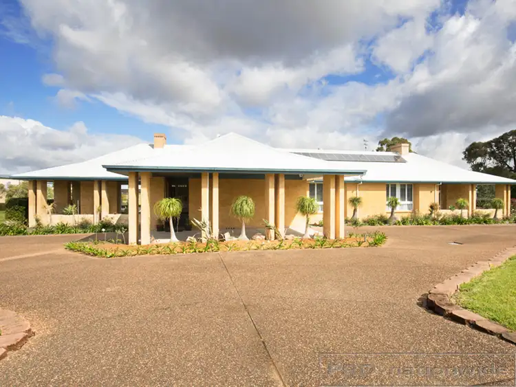 15 Forsythe Pde, Black Hill NSW 2322