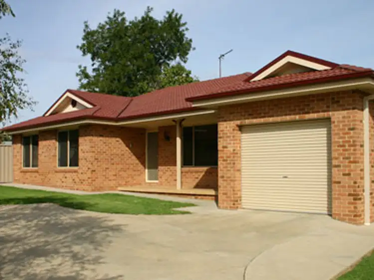 2 Commins Street, Junee NSW 2663