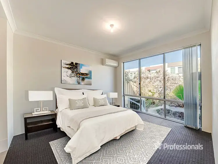 10 Wyperfeld Street, Yanchep WA 6035