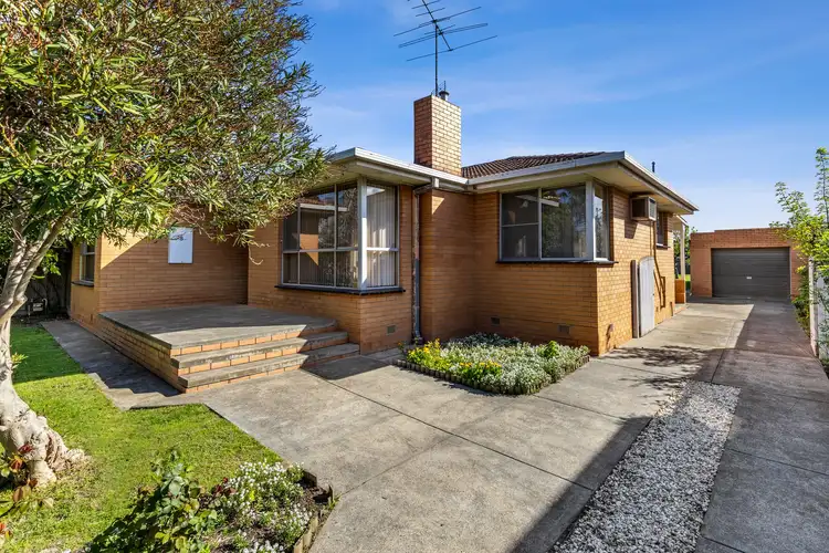 8 Cosgrove Street, Breakwater VIC 3219