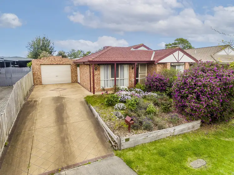 27 Andrea Crescent, Cranbourne North VIC 3977