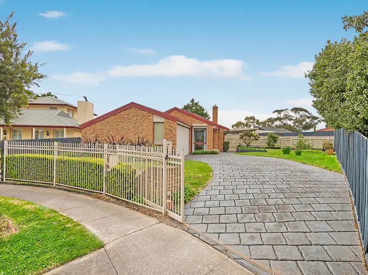 26 Denham Crescent, Cranbourne North VIC 3977