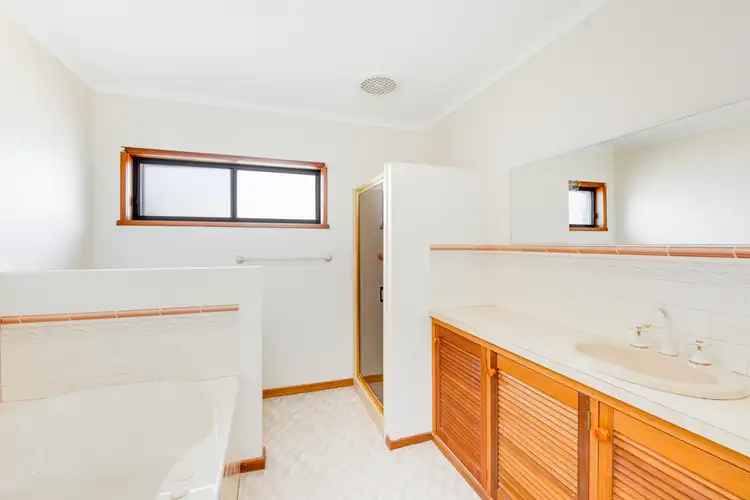 Fourth view of Homely house listing, 2 MINTERN CRESCENT, Horsham VIC 3400