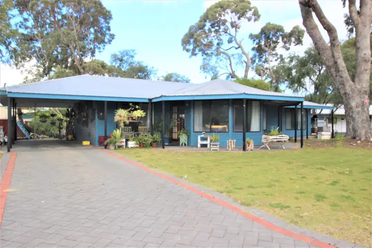 4 CLIFTON COURT