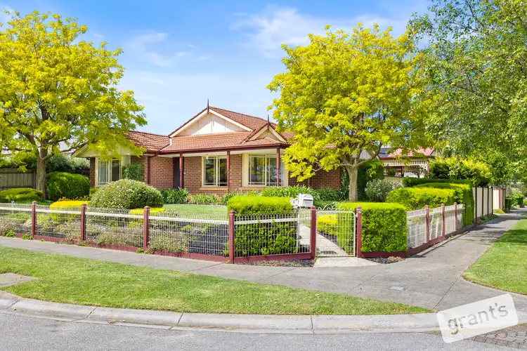 8 Turnberry Avenue, Narre Warren South VIC 3805