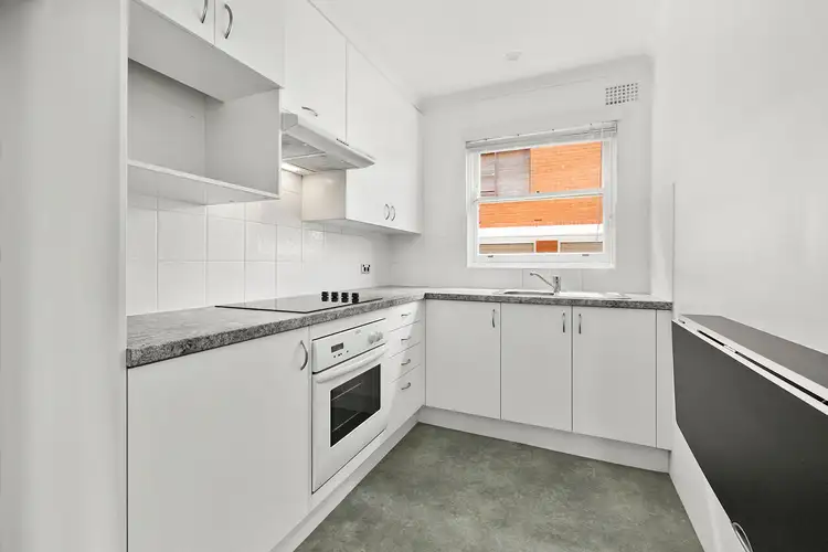 2/6 Hereward St