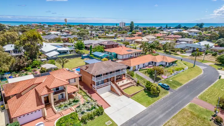 10 Muir Place, Halls Head WA 6210