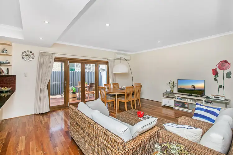 2/4 Pearl Road, Cloverdale WA 6105