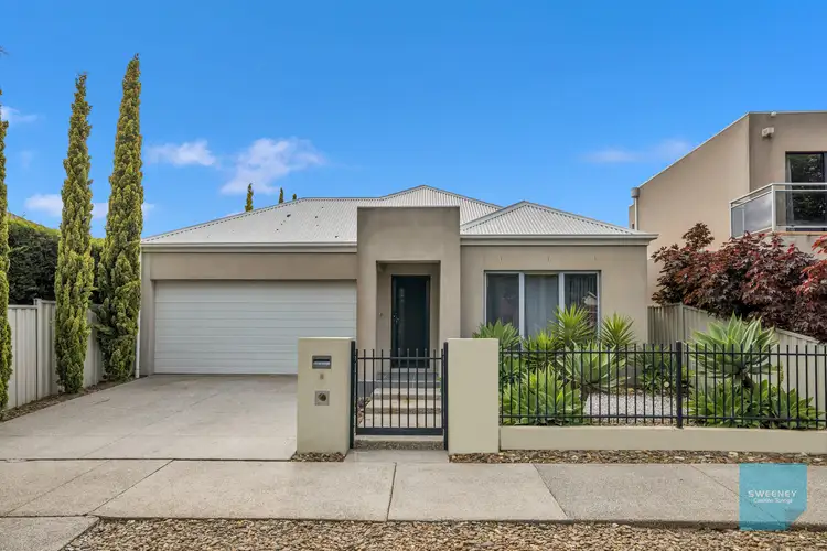 8 Linlithgow Parade, Caroline Springs VIC 3023