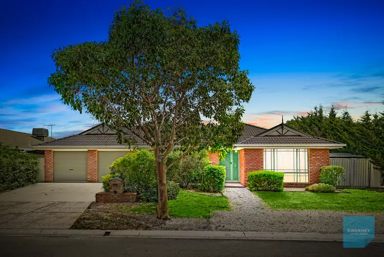 19 Stoneman Turn, Caroline Springs VIC 3023