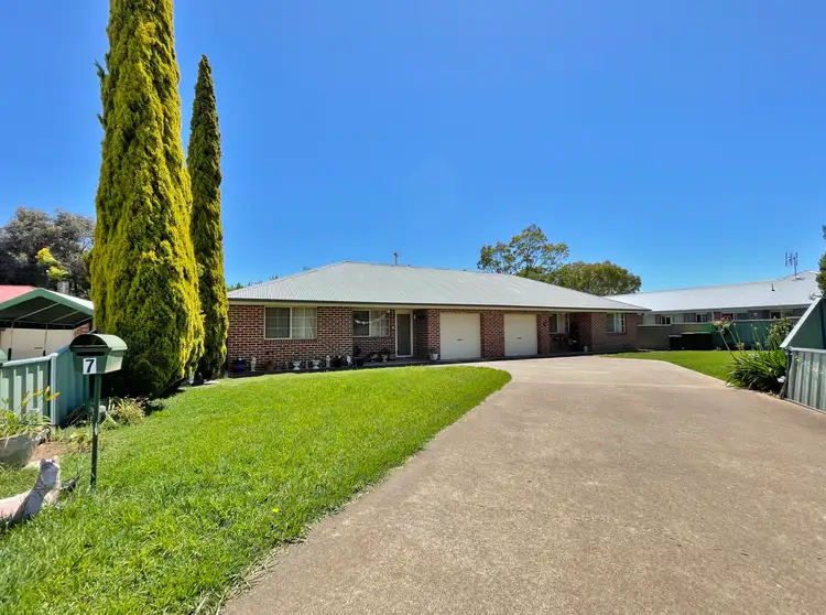 8/3A Sam Place, Young NSW 2594