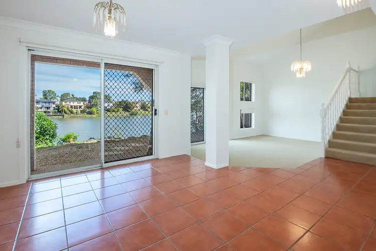 8 St Ives Drive