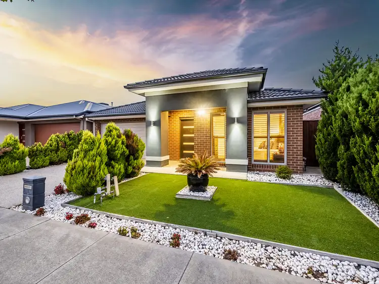 8 Strettle Crescent, Cranbourne North VIC 3977