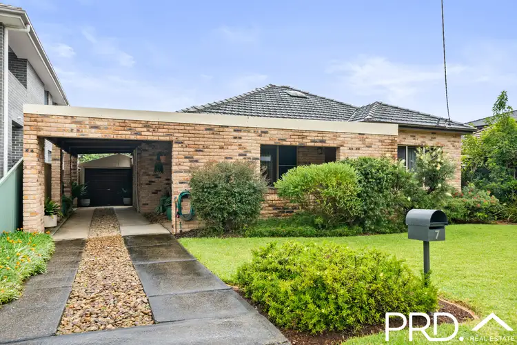 7 Eileen Street, Picnic Point NSW 2213