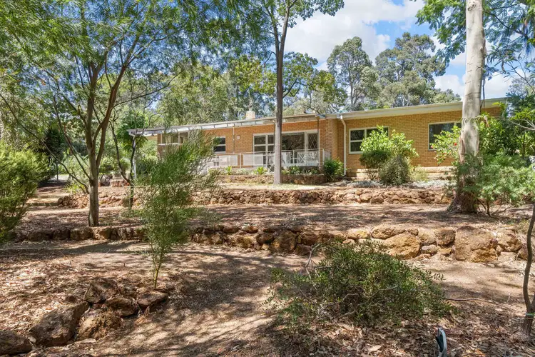 4 Falls Road, Lesmurdie WA 6076