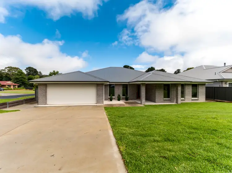 1 Tom Lesslie Place, South Bowenfels NSW 2790