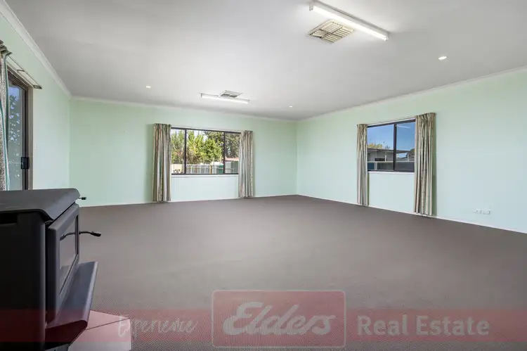 8 Merriedale Crescent, Harvey WA 6220
