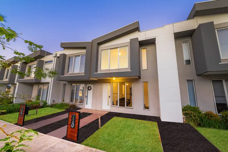 8 Pebblebeach Path, Cranbourne VIC 3977