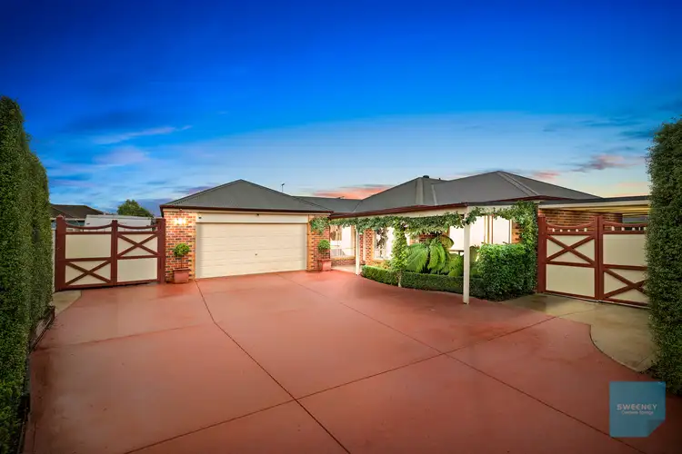 15 Hammersley Place, Caroline Springs VIC 3023