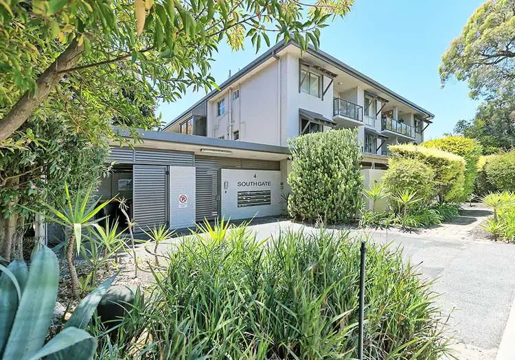 4/4 Comer Street, Como WA 6152
