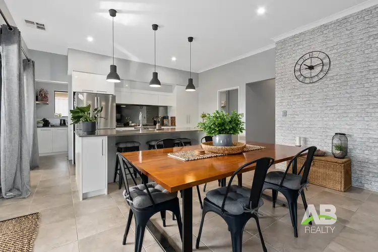 33 Nandina Avenue, Sinagra WA 6065