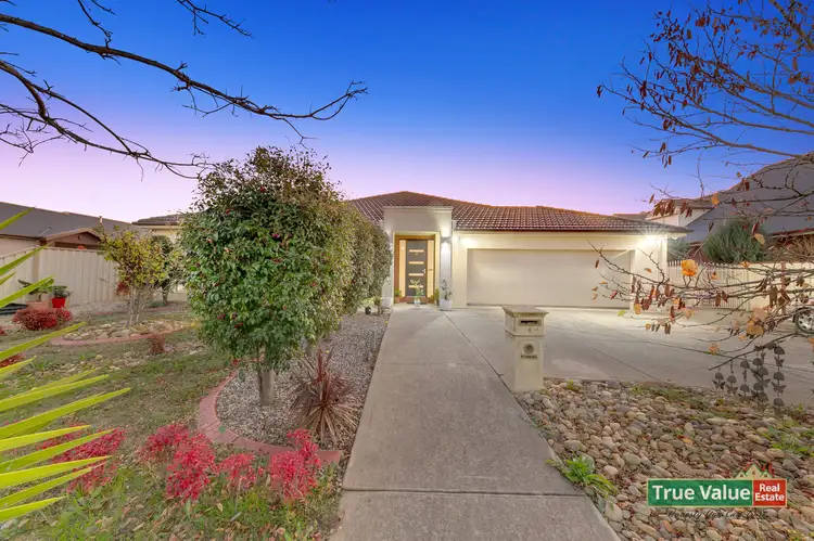 6 Royal Oaks Drive