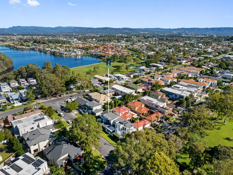 2/6 Sandown Avenue, Benowa QLD 4217