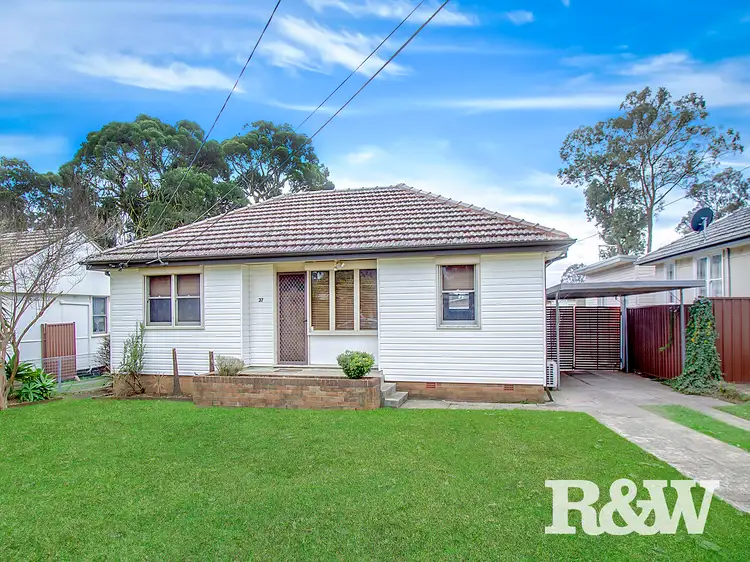 37 Lingayen Avenue, Lethbridge Park NSW 2770
