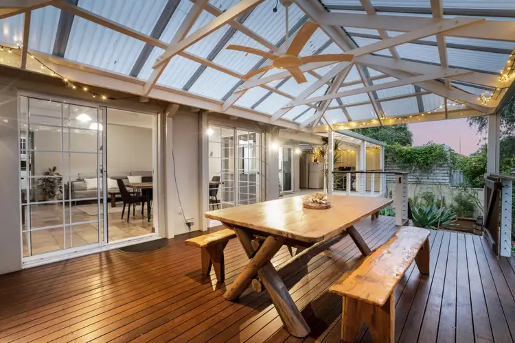 11 Redwood Crescent, Melville WA 6156
