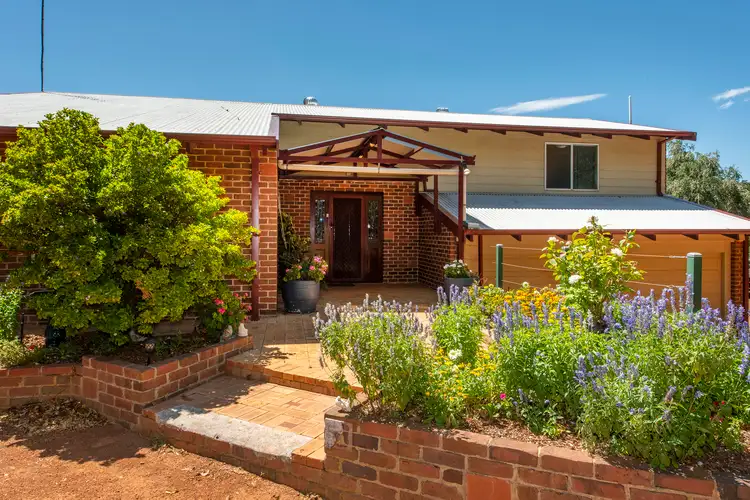 11 Robbie Court, Waroona WA 6215