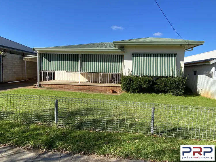 11 Armstrong Street, Parkes NSW 2870
