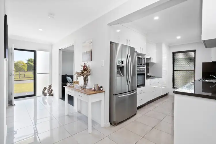 Fifth view of Homely house listing, 2/5 Bellavista Circuit, Beaconsfield QLD 4740