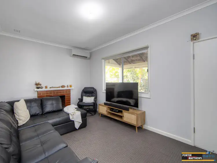 34 Barnsley St, Queens Park WA 6107