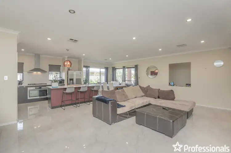 15 Monticello Parkway, Piara Waters WA 6112