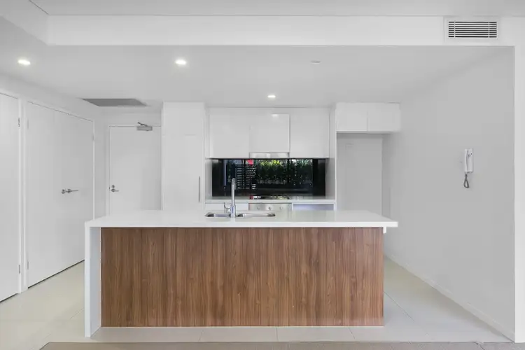 33 Lakefront Crescent, "Aura Apartments"