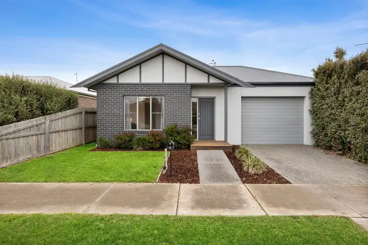 8 Orpington Crescent, Marshall VIC 3216
