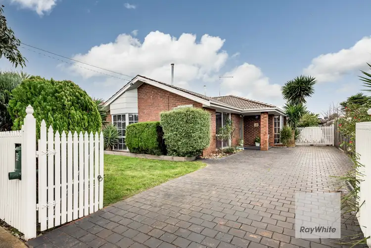 102 Lenoak Street, Gladstone Park VIC 3043