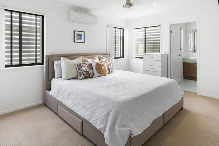 2/10 Fourth Avenue, Labrador QLD 4215